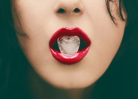 glaçon dans la bouche