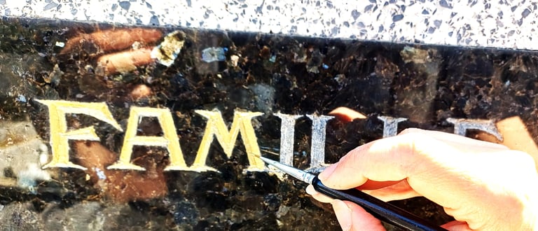 Rechampissage tombe, refaire écriture or tombe Sepulture 49