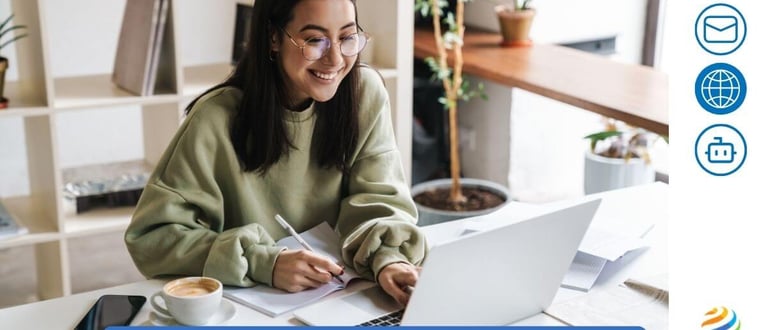 Emprendedora creando su página web profesional con dominio, hosting y correo corporativo desde su la