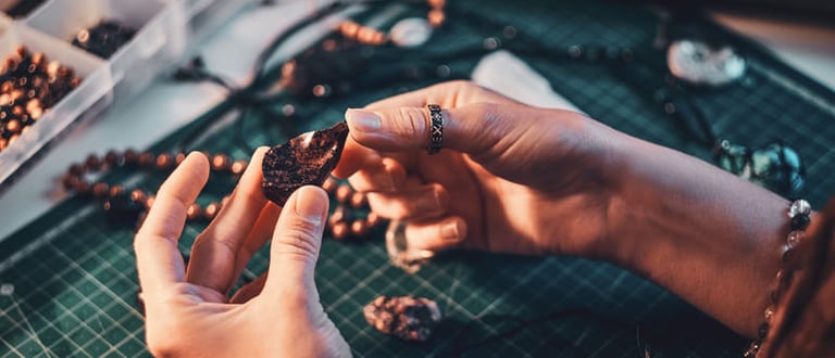 OBSERVANDO UNA PIEDRA OBSIDIANA ROJA