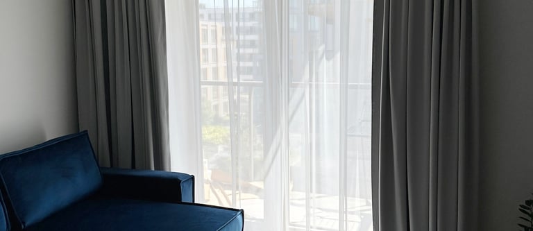 mėlyna sofa