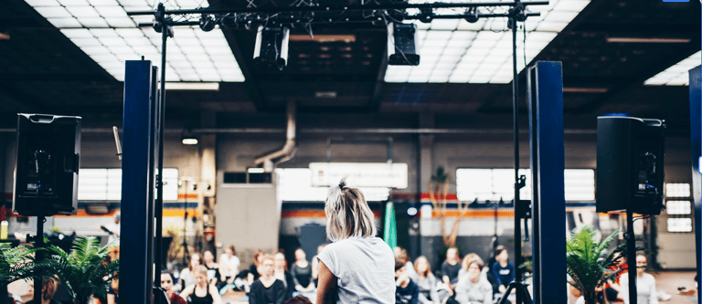 Intervenant parlant devant un public lors d’un atelier sur la santé mentale et les RPS en entreprise