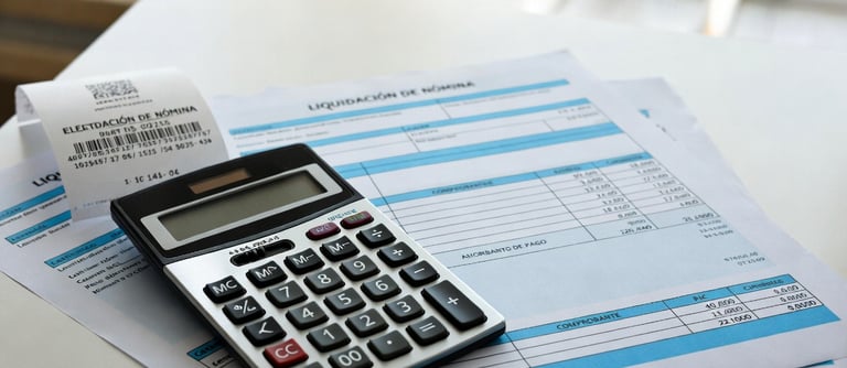 calculadora y documentos de liquidación de nómina