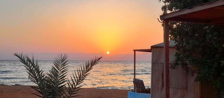 Alba sulla spiaggia in Egitto