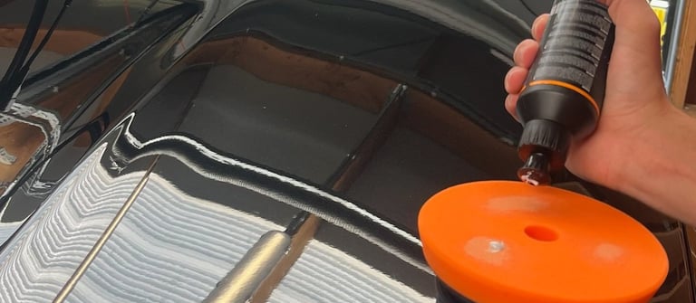 polissage en deux étapes sur une Porsche 718 à Tournai