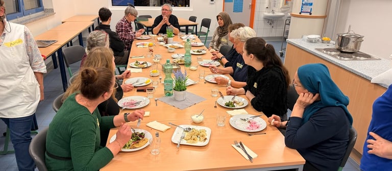 Menschen verschiedener Kulturen beim gemeinsamen Kochen über den Tellerrand in Niederkrüchten