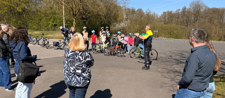 Kinder und Erwachsene beim gemeinsamen Fahrradtraining von Niederkrüchten hilft