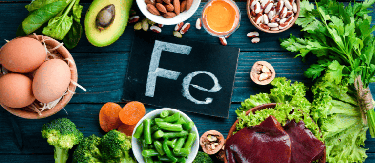 Des aliments riches en fer posés sur une table