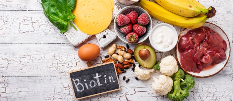 Aliments qui contiennent de la biotine : fraises, brocoli, chou-fleur, foie, œuf, banane, cacahuètes