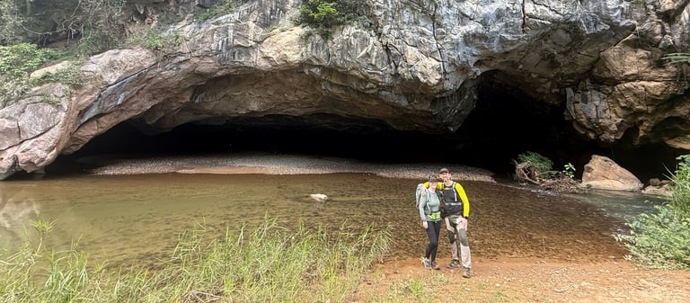 Hang Én cave main entrance, ke bang national park, Vietnam