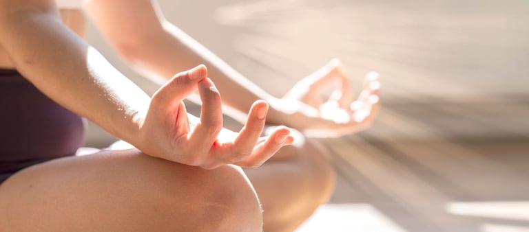 professeur de yoga donnant un cours dans son studio de yoga