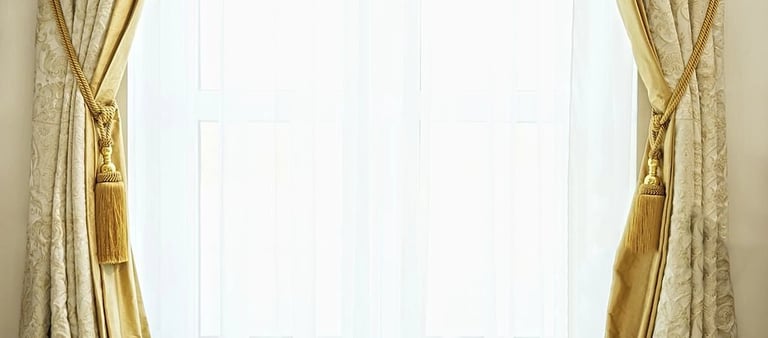 Fenêtre encadrée par deux doubles rideaux jaune damassés avec des embrases jaune à corde et gland