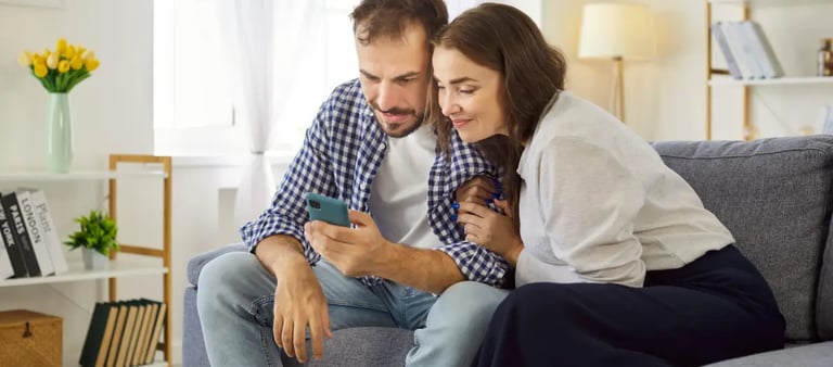 Comprador de imóvel pesquisando online antes de entrar em contato com corretor