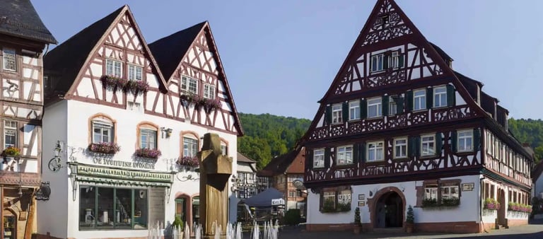 PlĂŒderhausen Marktplatz mit Brunnen
