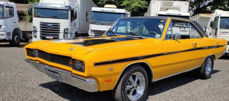 Dodge Dart amarelo