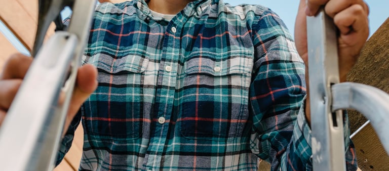 Hombre trabajando en construcción