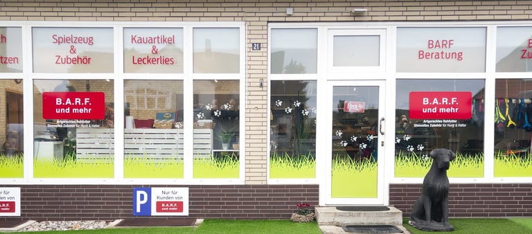 BARF Shop Foto Schaufenster mit Kundenparkplatz