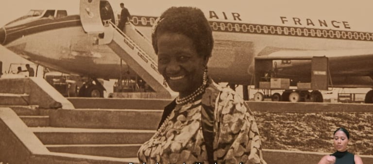 Captura de vídeo da exposição de Carolina Maria de Jesus sorrindo em frente a um avião da AIR France