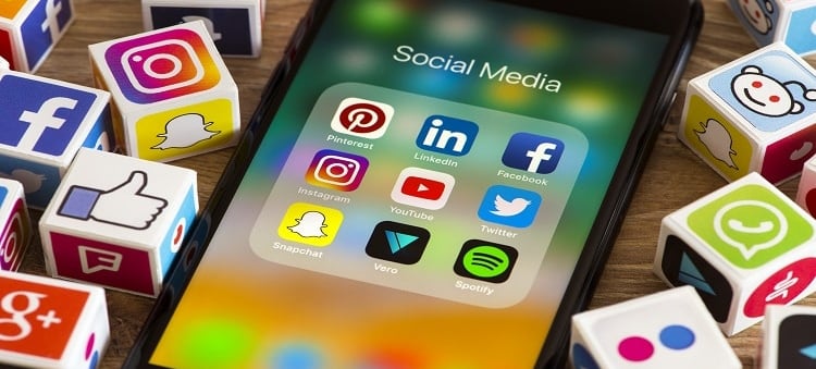 téléphone avec icones des réseaux sociaux