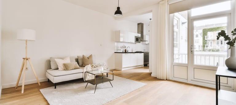 Salon rénové Pose de parquet installation de la cuisine peinture des murs 