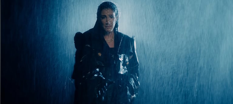 clip de lyna mahyem sous la pluie studio fond noir