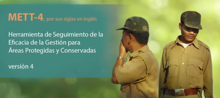 Cover the METT-4 guide in Spanish showing two park guards
