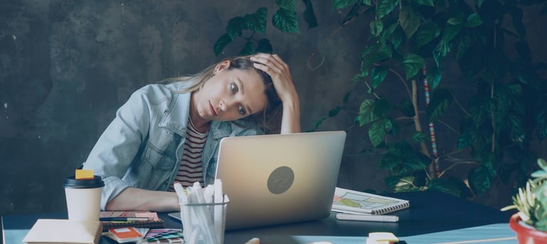 femme atypique en difficultés professionnelles