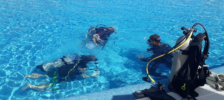 Entrenamiento en la piscina como parte de curso de buceo