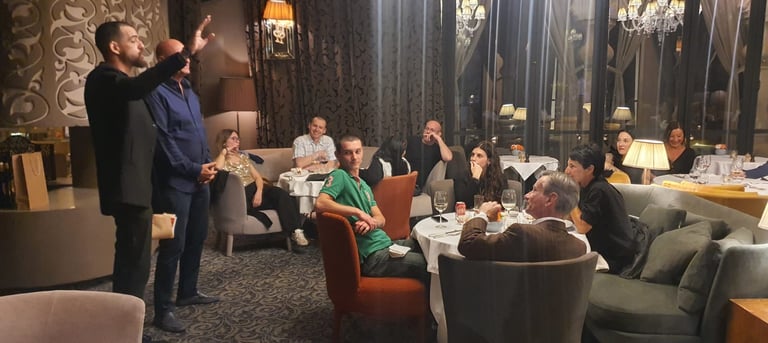 Groupe d’entreprise en atelier de coaching sur le leadership pendant un séminaire