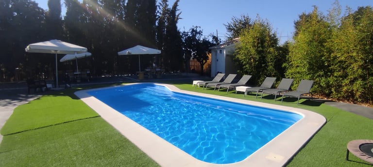 Piscina con hamacas