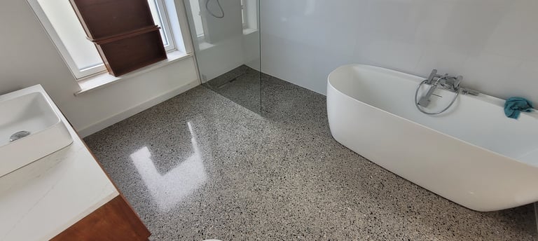 polisherd concrete floot in bathroom