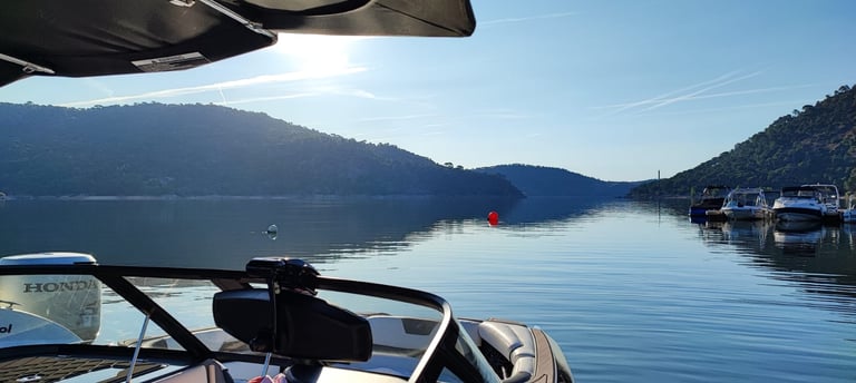 Paseo en barco en el pantano de San Juan