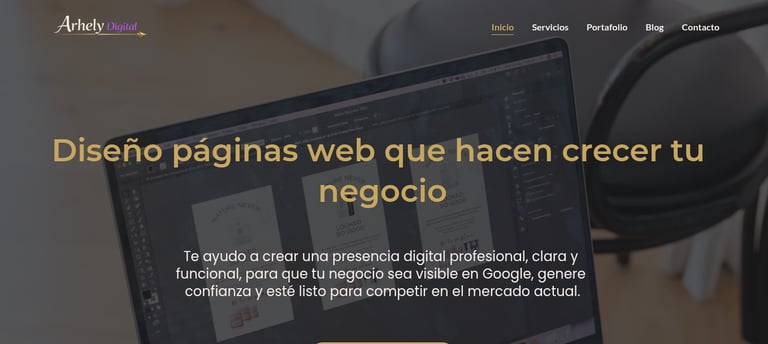 Diseñador gráfico trabajando en Adobe Illustrator en una laptop para servicios de diseño de páginas web.