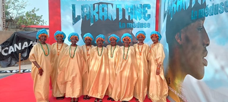 Hotesses en tenue traditionnelle dorée lors d'un événement organisé par NAFACOM à Dakar