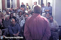 Luis Torres presidiendo una reunión del Cabildo Abierto del Municipio de Temperley (2000)