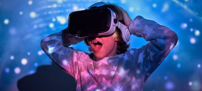 Un niño alucina con sus gafas de realidad virtual