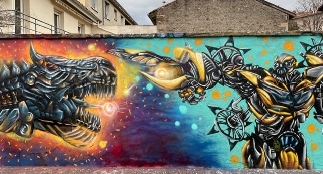un graffiti de bumblebee le transformer jaune et le robot dinosaure
