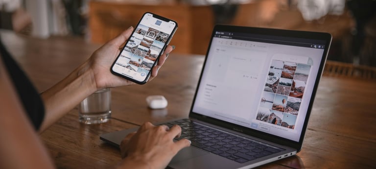 Uma pessoa sentada diante de várias telas, cercada de um emaranhado de informações