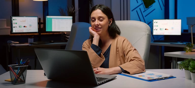Freelancer trabalhando em home office com notebook