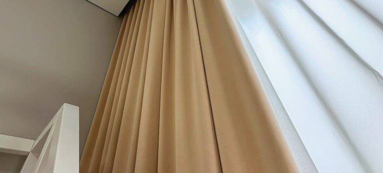 šviesios, smėlio spalvos užuolaidos