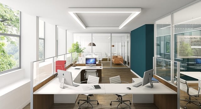 renovation de bureaux tendance avec postes de travail et cloisonnement vitré