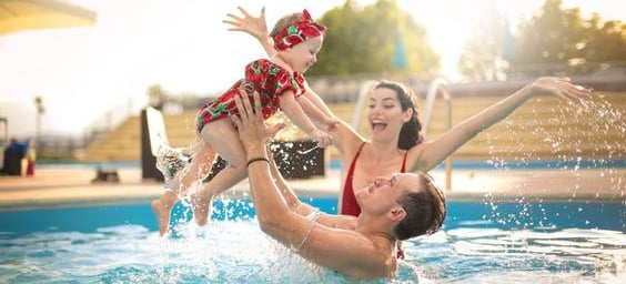 família se divertindo na piscina