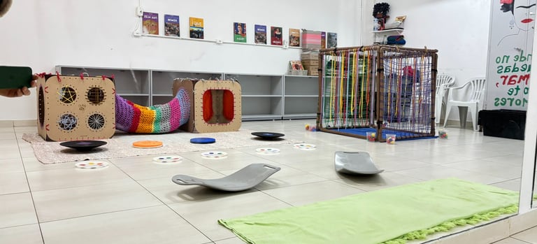 Montagem da instalação pronta, contendo diversos brinquedos não estruturados e estruturas brincantes