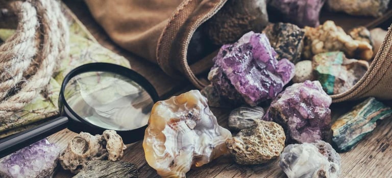 Piedras preciosas de diferentes colores listas para trabajar