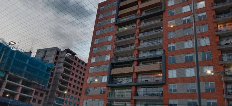 Cerramiento deportivo de un conjunto