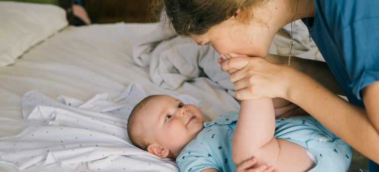 Anne kucağında uyuyan bebek – gece boyu uyku takibi hizmeti