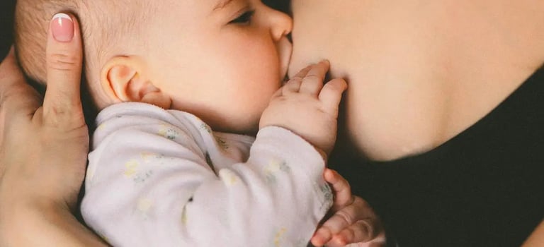 Anne bebeğini emzirirken pozisyon desteği – emzirme danışmanlığı