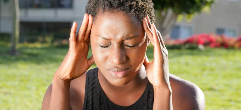 mulher com dor de cabeça por causa do jejun extremo