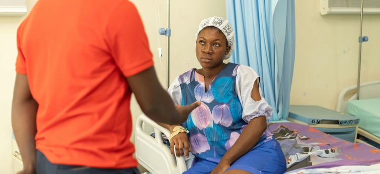 uma mulher e um homen no hospital