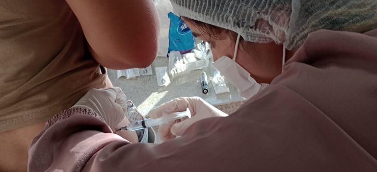 aluna em prática no curso de aplicação de injetáveis em recife no centro de saúde rego barros